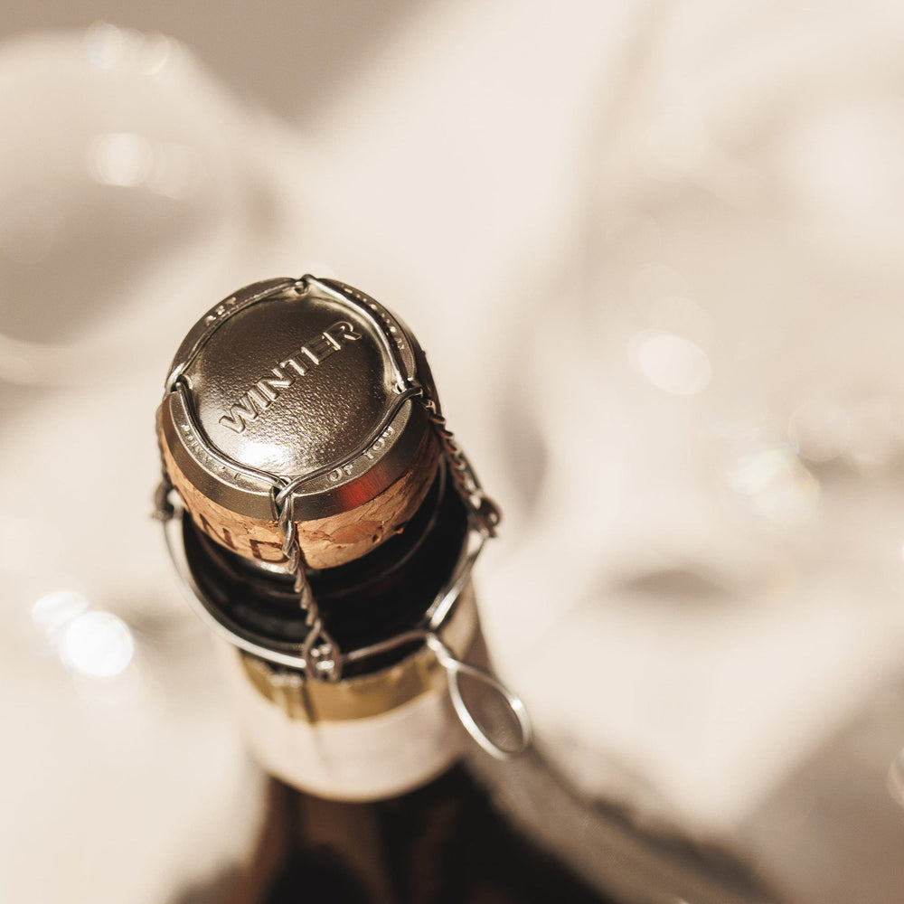 Schaumweindetails: Agraffe mit WINTER Logo