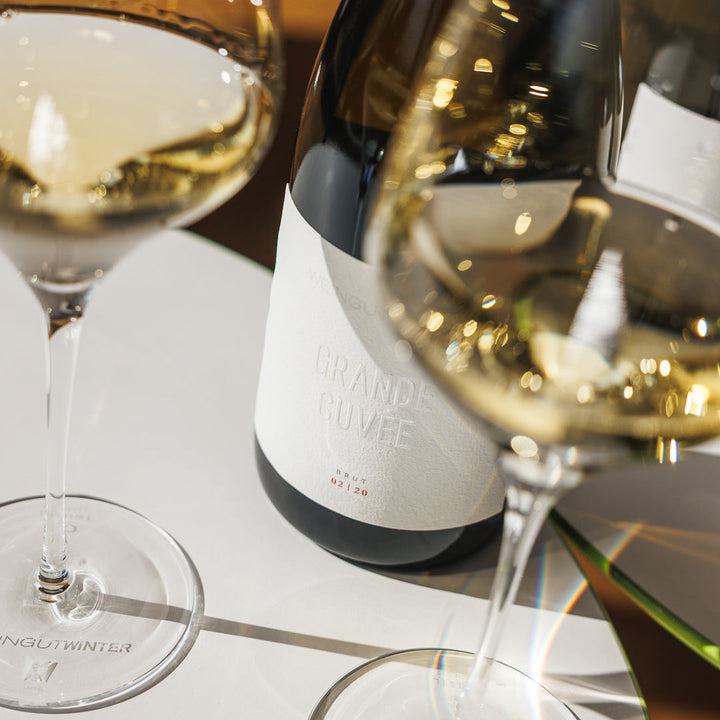 GRANDE CUVÉE mit Gläsern im Sonnenschein